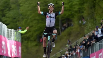 Simon Yates no se rinde en el Giro de Italia