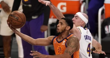 Suns vencieron a los Lakers y empataron la serie 2-2