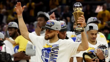 Stephen Curry gana el primer premio MVP Magic Johnson