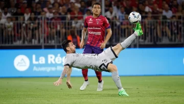 Messi comienza la temporada con un golazo de chilena para el PSG