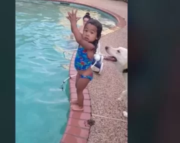 ¡Adorable! El estilo de esta bebé al zambullirse en el agua se hace viral