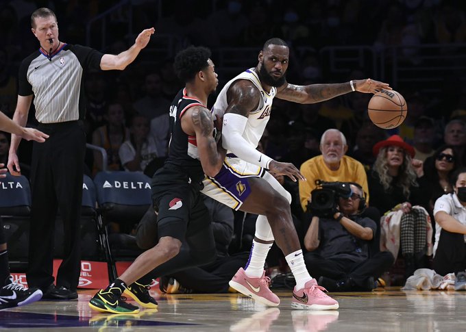 LeBron James sigue sumando récords a pesar de crisis de los Lakers