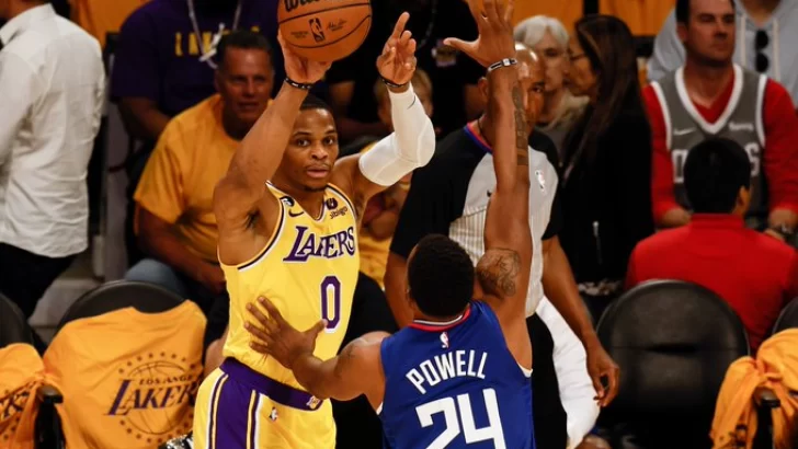 ¡Das Asco! Russell Westbrook es atacado por aficionado de Lakers