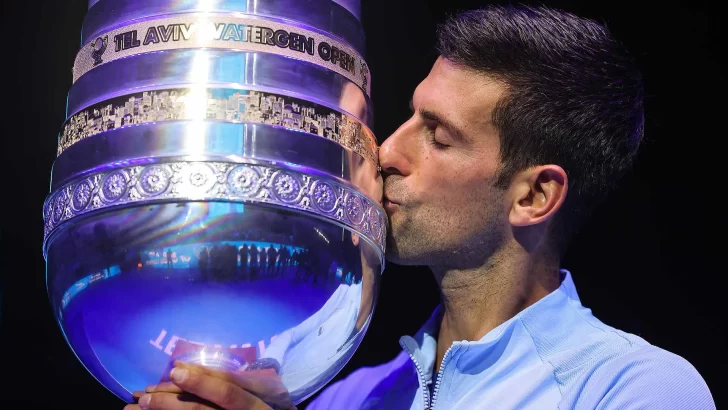 Djokovic vuelve con trofeo y ve posible regresar a Australia