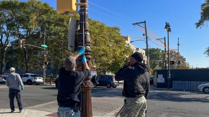 ¡Engrasando postes de luz! En Filadelfia se preparan para la celebración