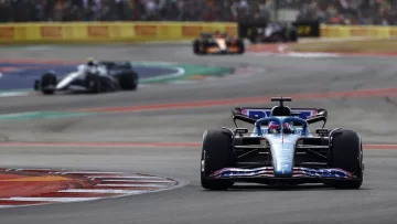 La FIA en crisis: sanciona a Alonso por un error propio y Alpine apela