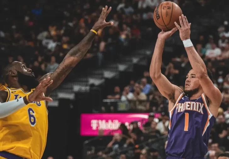 Los Suns con todo y su crisis superaron a unos Lakers en llamas