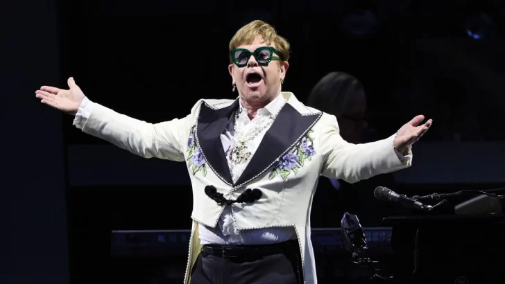 Un verdadero fan: Elton John emocionado por la barrida de los Bravos sobre los Mets