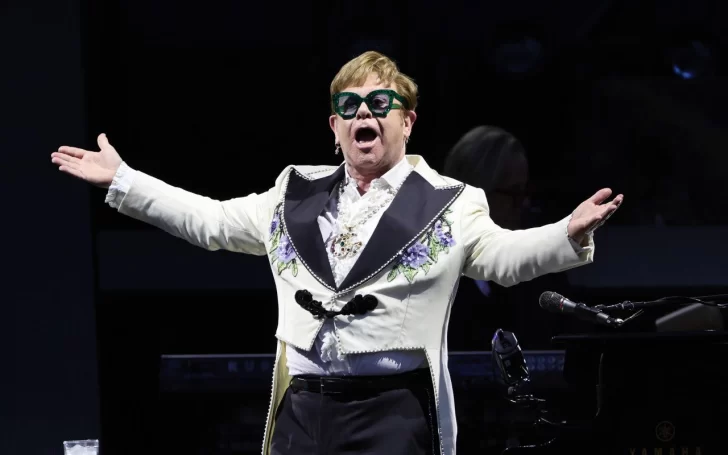 Un verdadero fan: Elton John emocionado por la barrida de los Bravos sobre los Mets