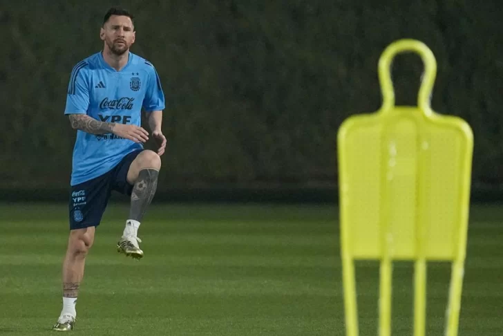 Messi entrena con suma tranquilidad para su primer partido