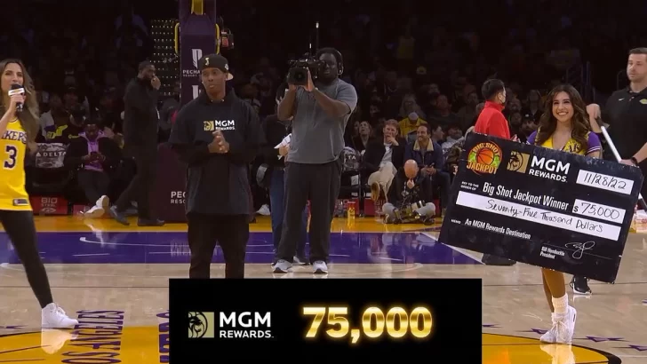 Fanático de los Lakers con un tiro sorprendente se gana 75 mi dólares l