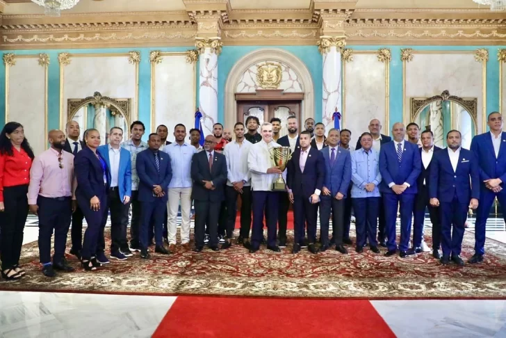 Presidente Abinader recibe en el Palacio Nacional al club Bameso