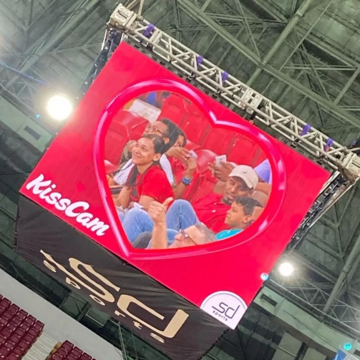 La “Kiss Cam” presente en el Palacio de los Deportes