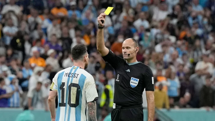 Argentinos y neerlandeses destrozan al árbitro Mateu Lahoz