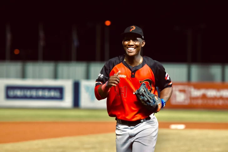 Cubano rompe récord de bases robadas en la pelota boricua