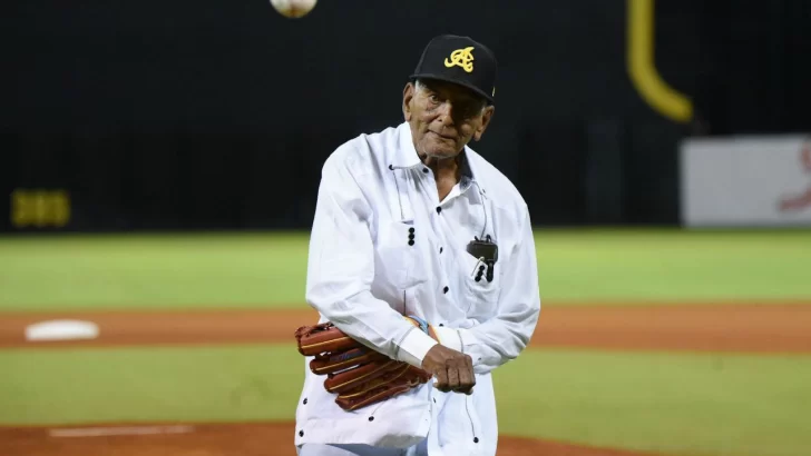 Don Santiago un aguilucho de 101 años fue homenajeado por su equipo