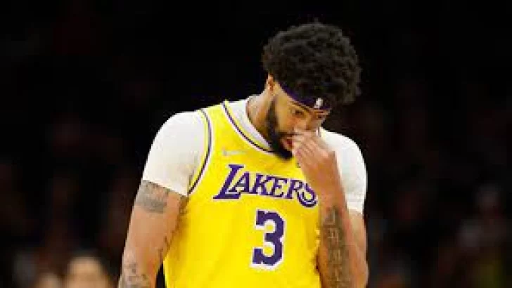 ¡Pánico en los Lakers! Anthony Davis se perderá al menos un mes por lesión en el pie derecho