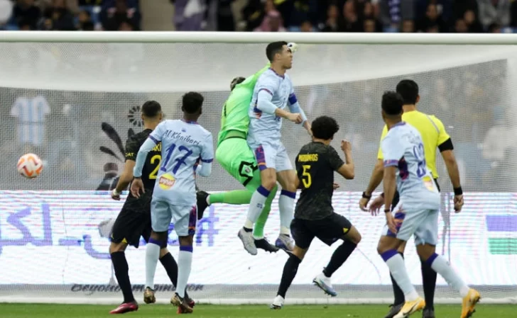 Cristiano Ronaldo fue noqueado de un puñetazo en su debut en Arabia Saudita