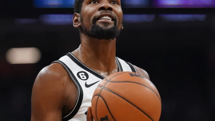 Alerta en Brooklyn: Kevin Durant sale lesionado en partido ante Miami