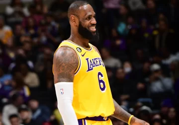 ¡Qué bestia! LeBron James se vuelve a lucir en victoria de sus Lakers