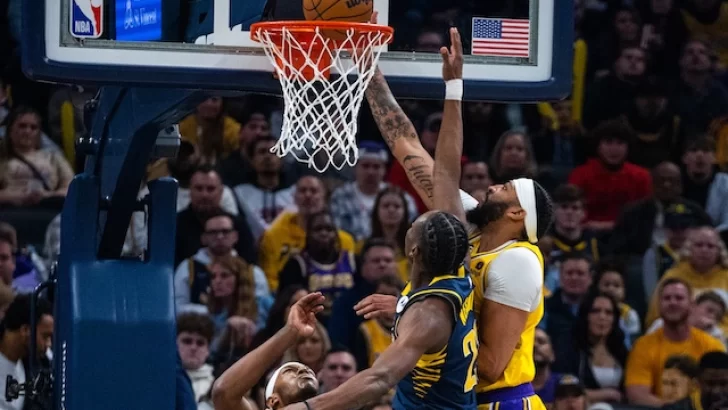 Anthony Davis está de vuelta y le brinda una agónica victoria a Lakers